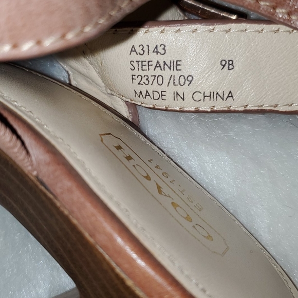 Coach Size 9 B Leather Heels - Picture 12 of 12